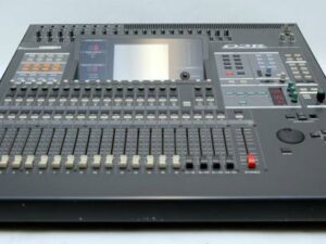 YAMAHA 02 R